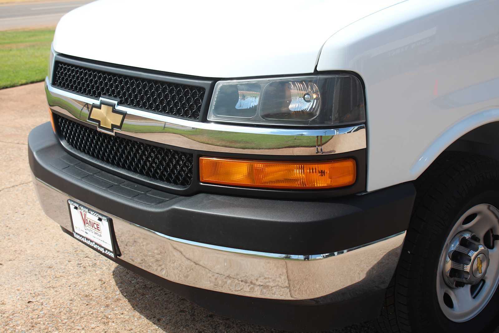 2025 Chevrolet Express Passenger LT