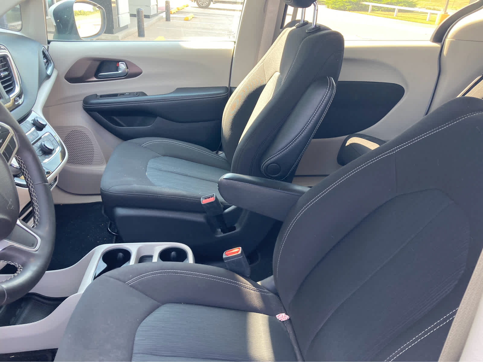 2022 Chrysler Voyager LX