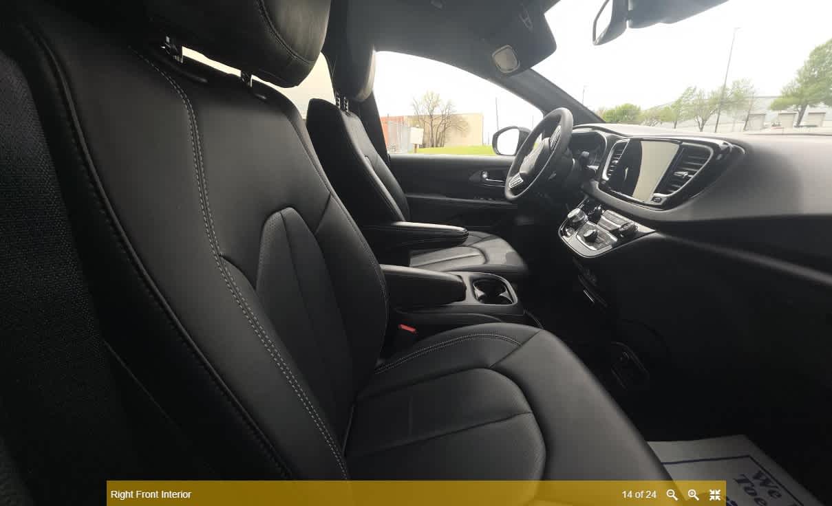 2025 Chrysler Pacifica Select