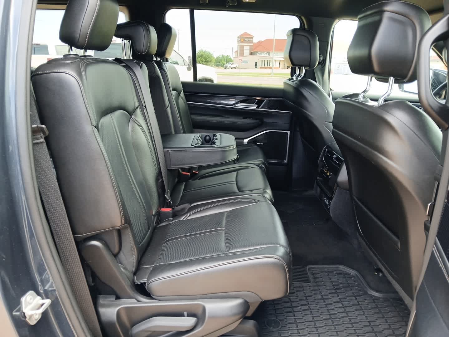 2024 Jeep Wagoneer Base