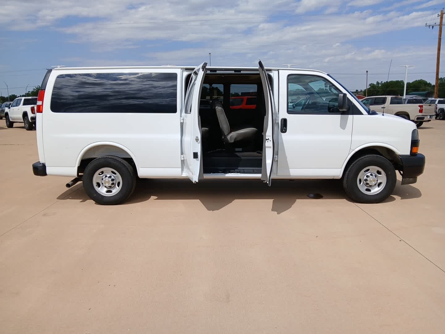 2025 Chevrolet Express Passenger 1LS