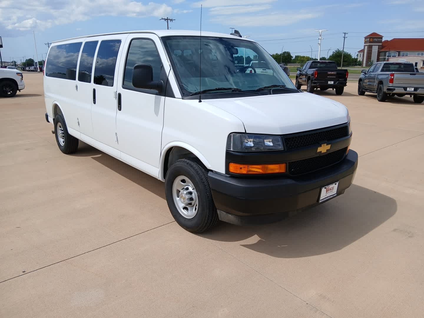 2025 Chevrolet Express Passenger 1LS