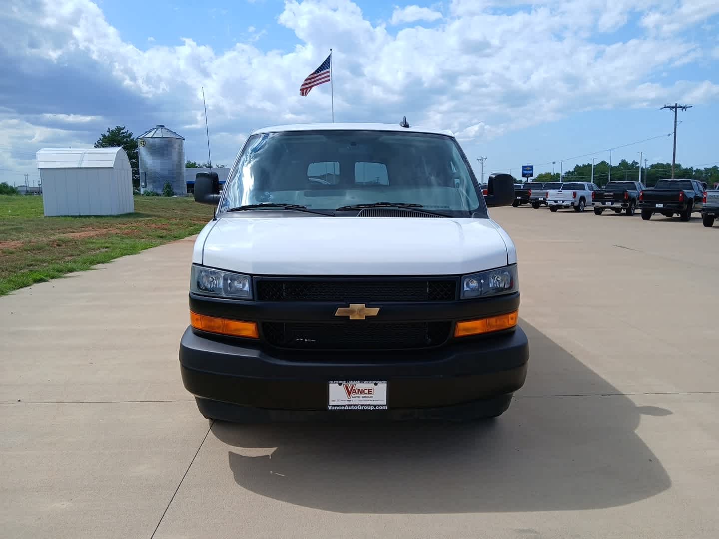 2025 Chevrolet Express Passenger 1LS