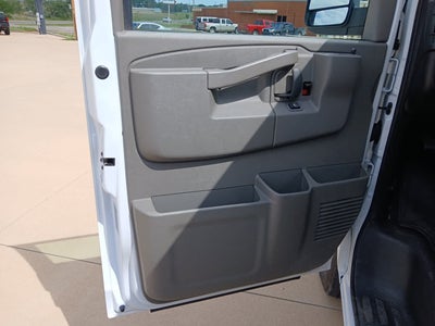 2025 Chevrolet Express Passenger 1LS