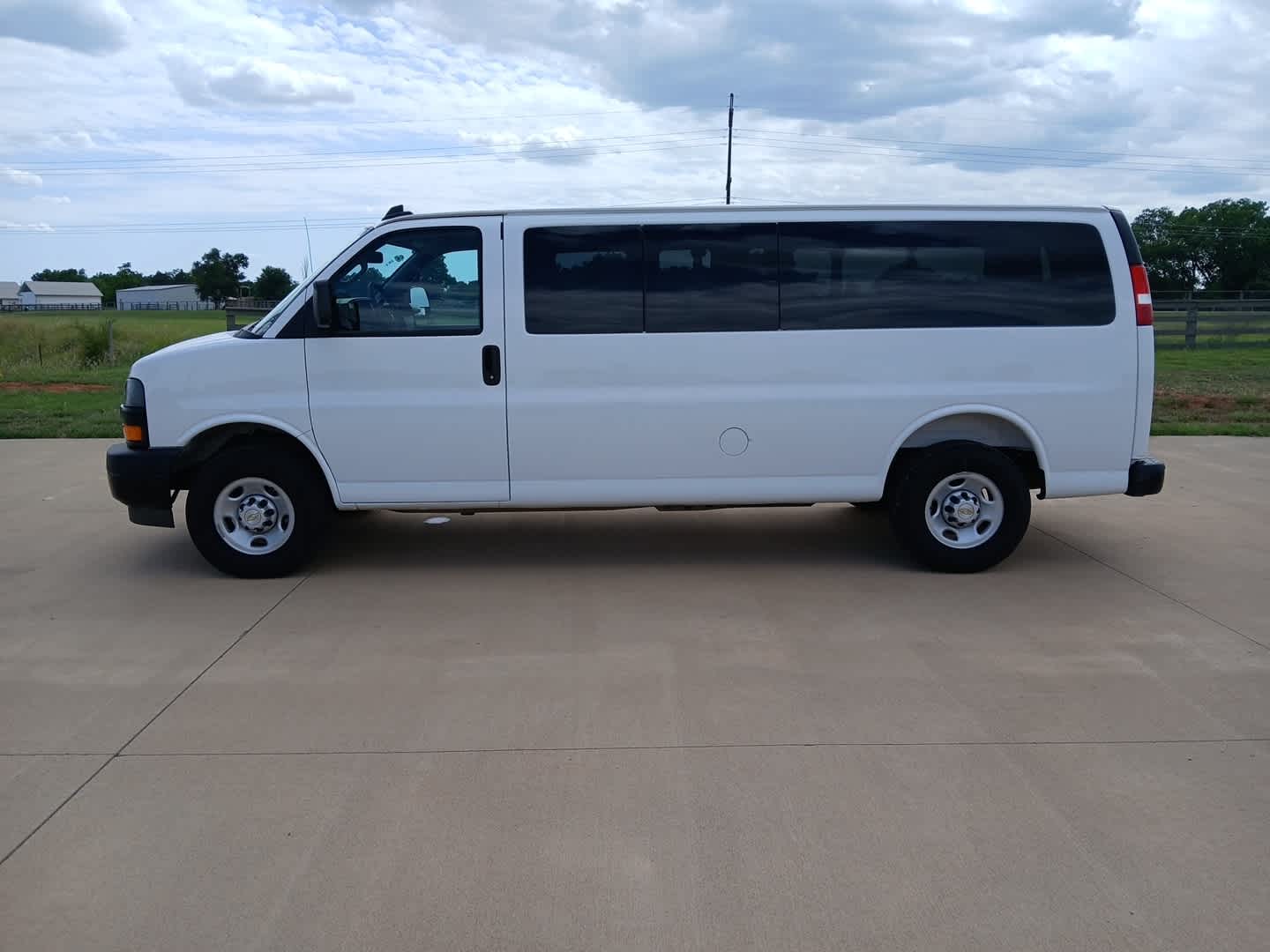 2025 Chevrolet Express Passenger 1LS