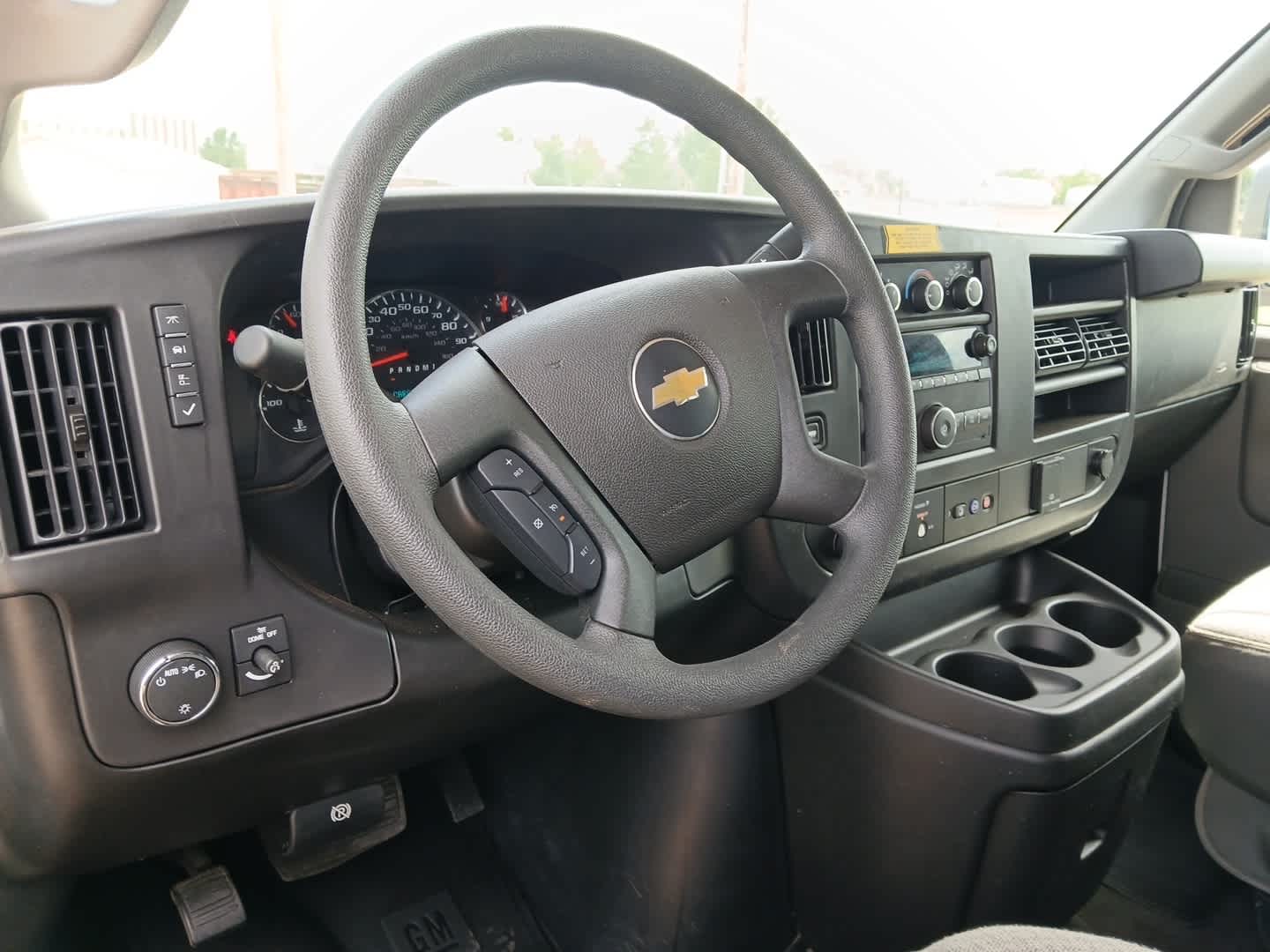2025 Chevrolet Express Passenger 1LS