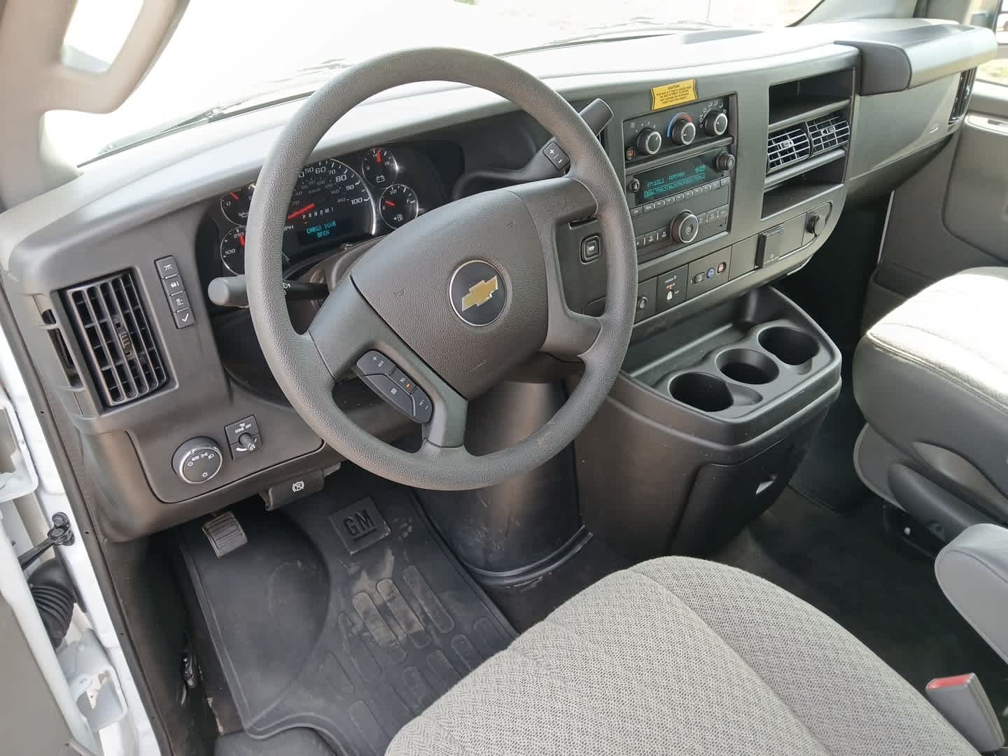 2025 Chevrolet Express Passenger 1LS