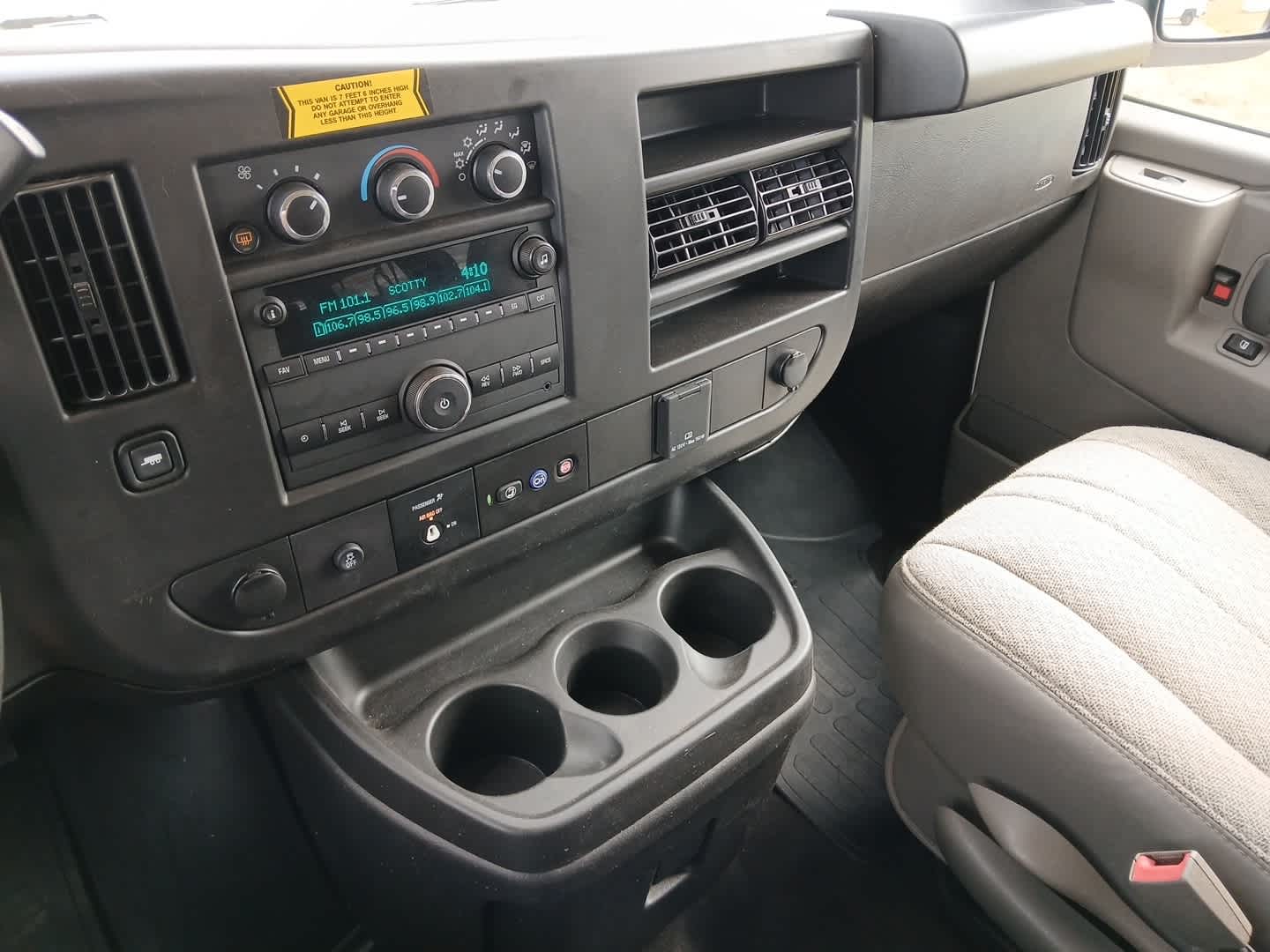 2025 Chevrolet Express Passenger 1LS