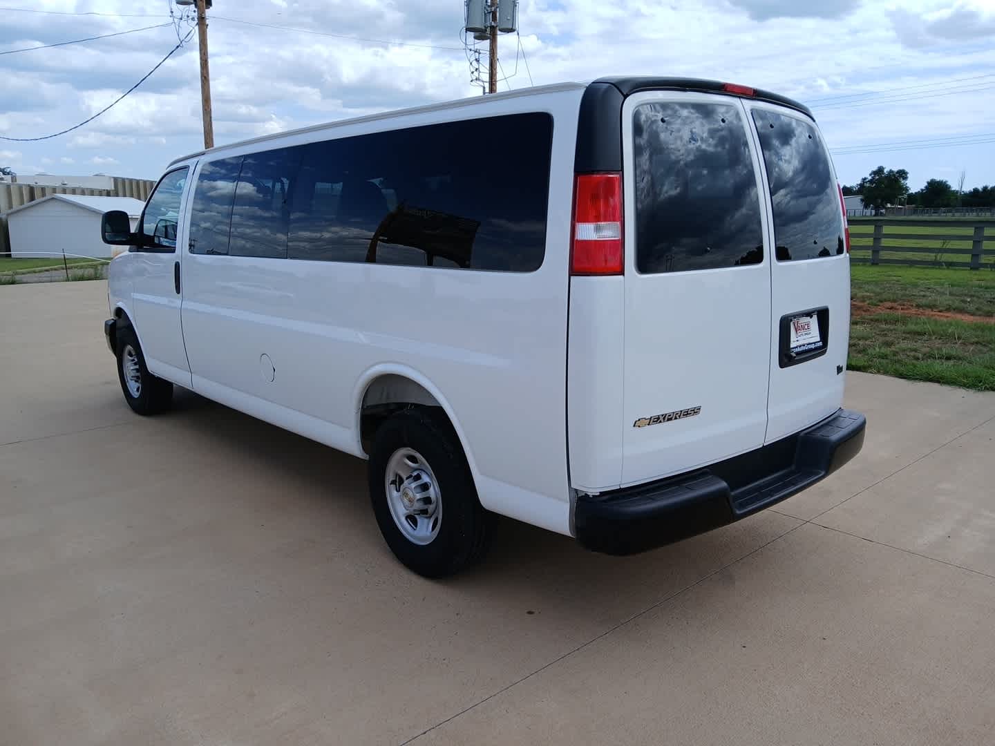 2025 Chevrolet Express Passenger 1LS