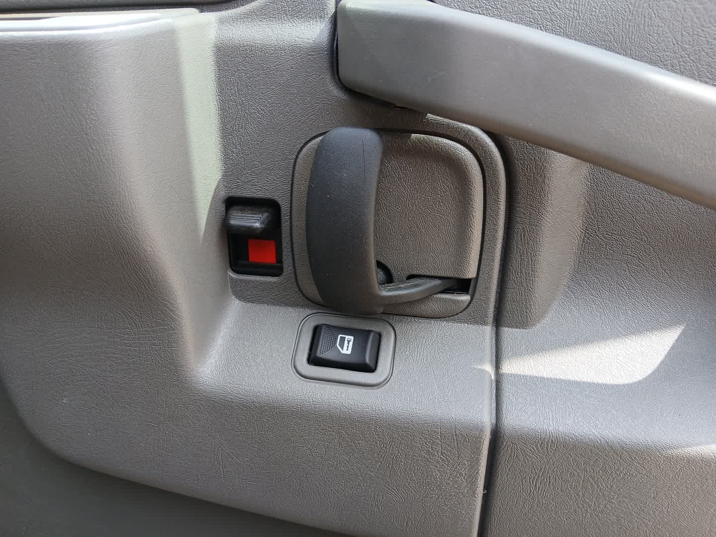 2025 Chevrolet Express Passenger 1LS