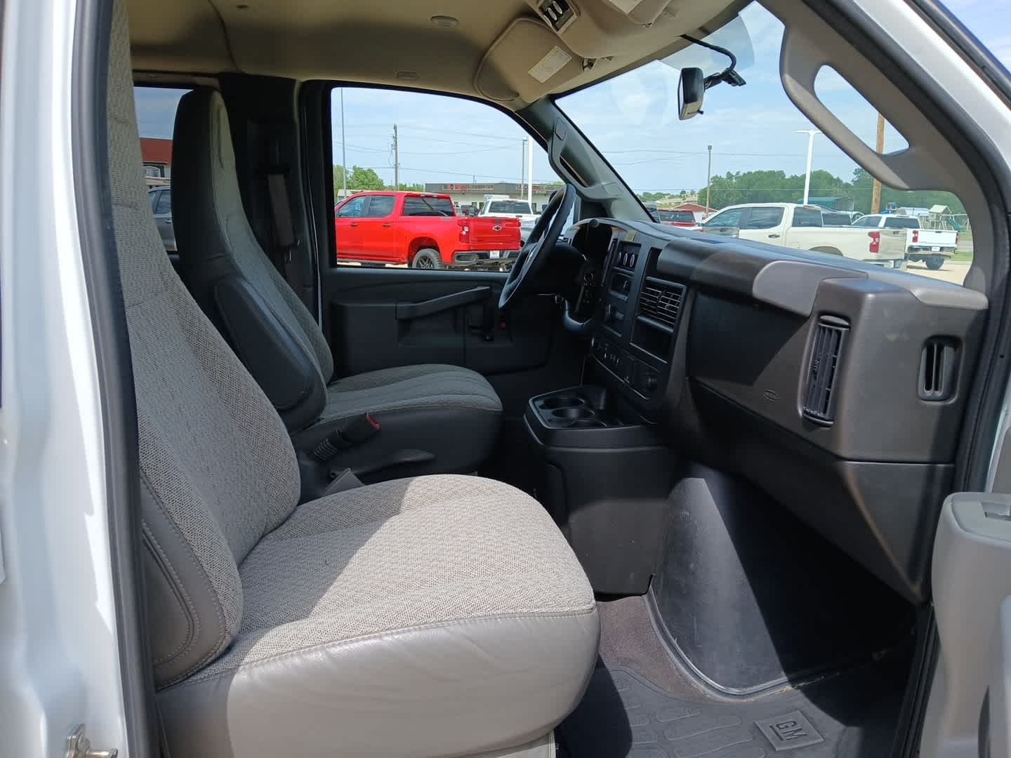 2025 Chevrolet Express Passenger 1LS