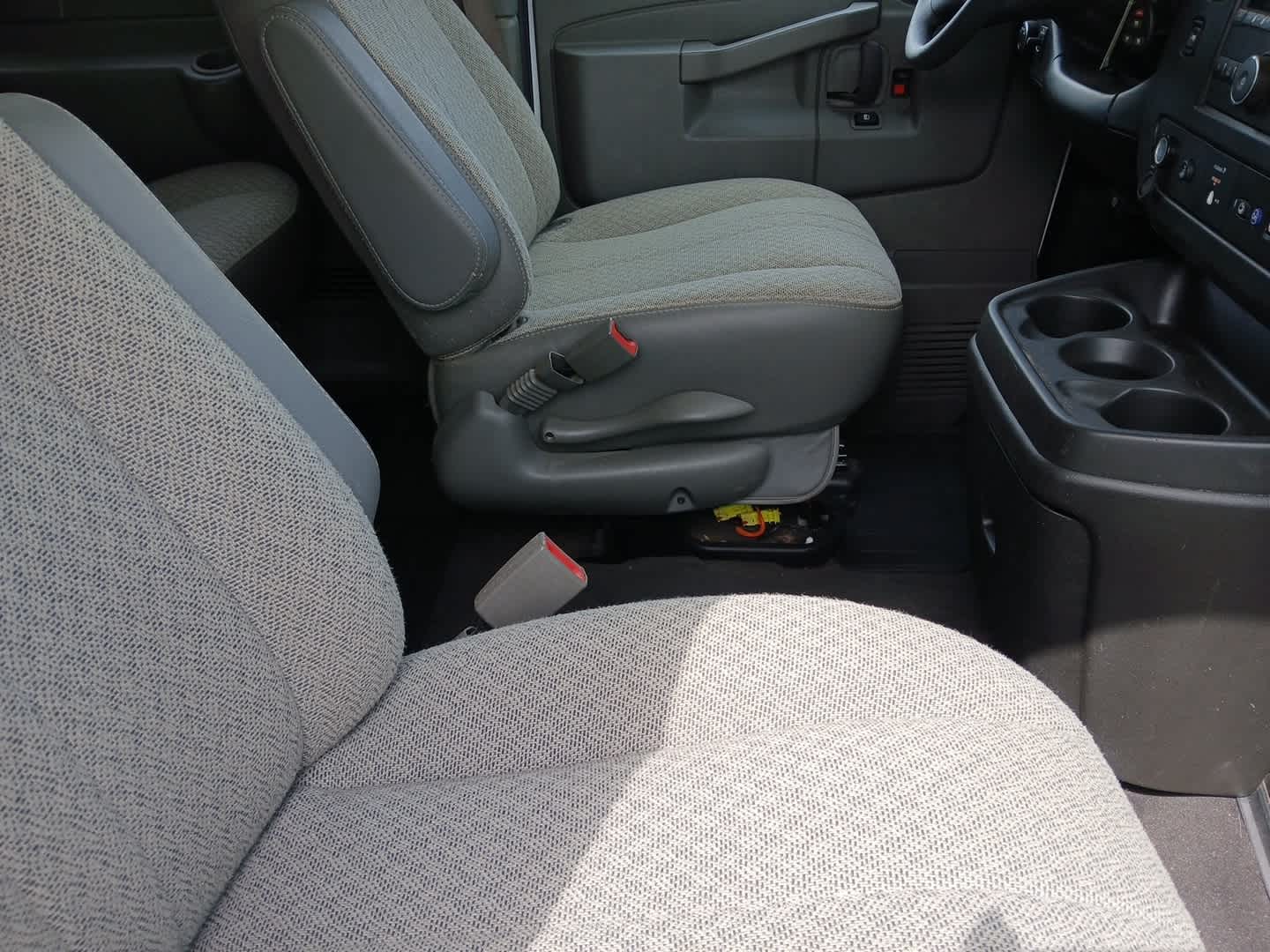 2025 Chevrolet Express Passenger 1LS