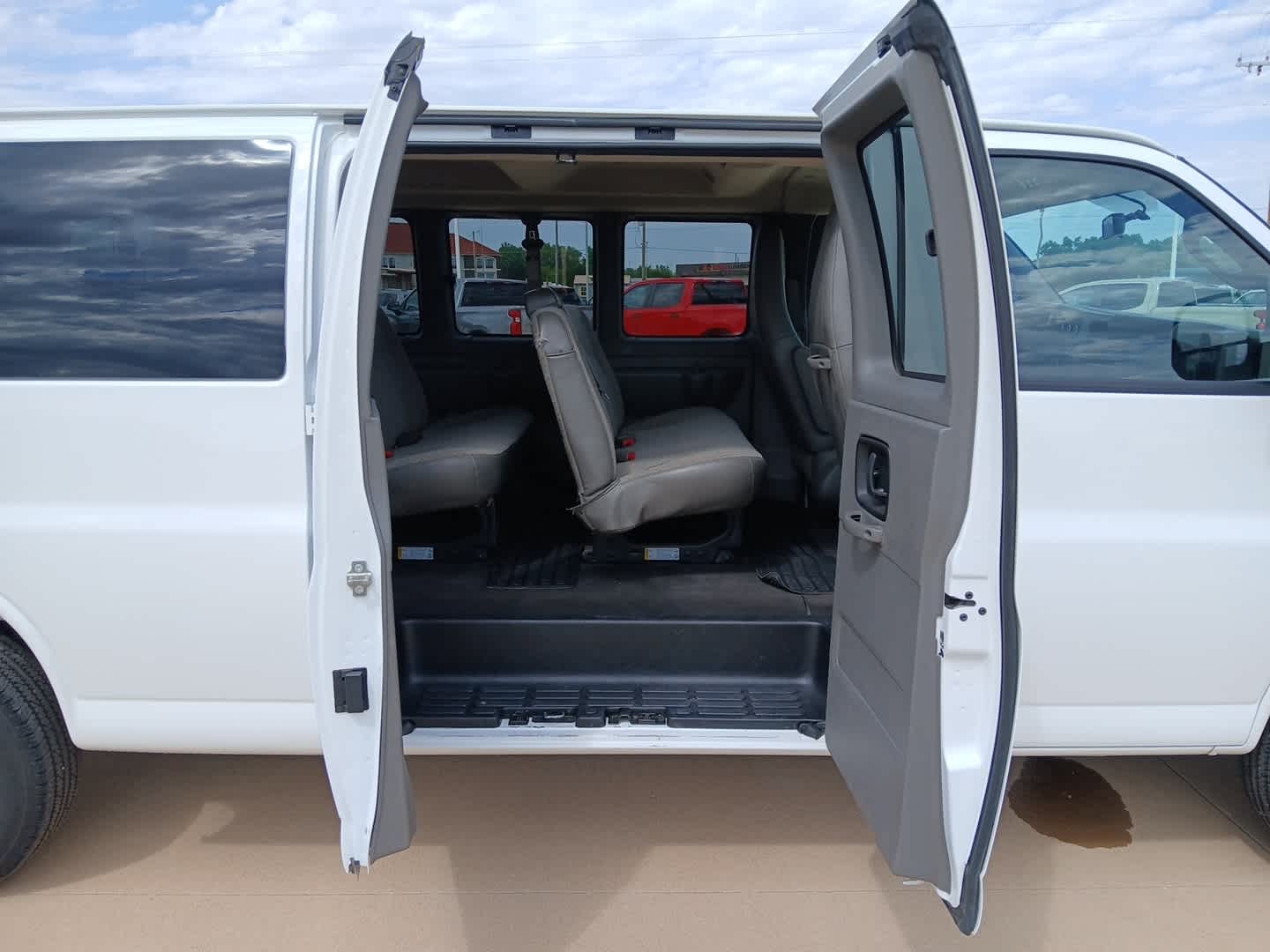 2025 Chevrolet Express Passenger 1LS