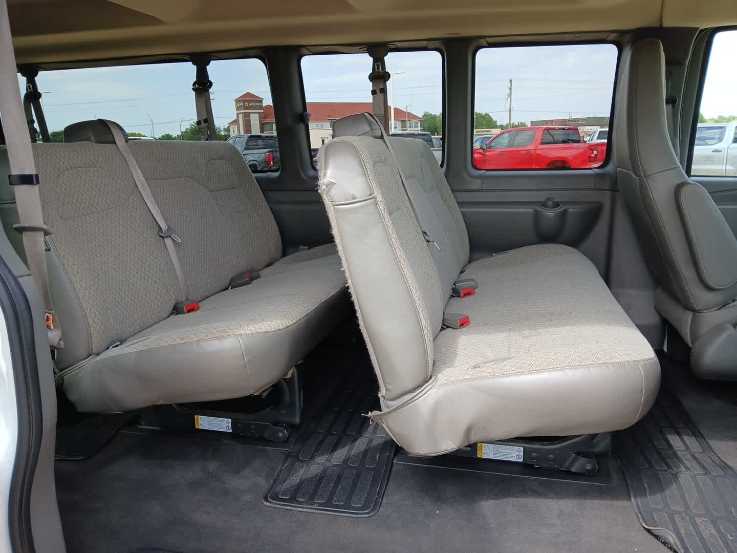 2025 Chevrolet Express Passenger 1LS
