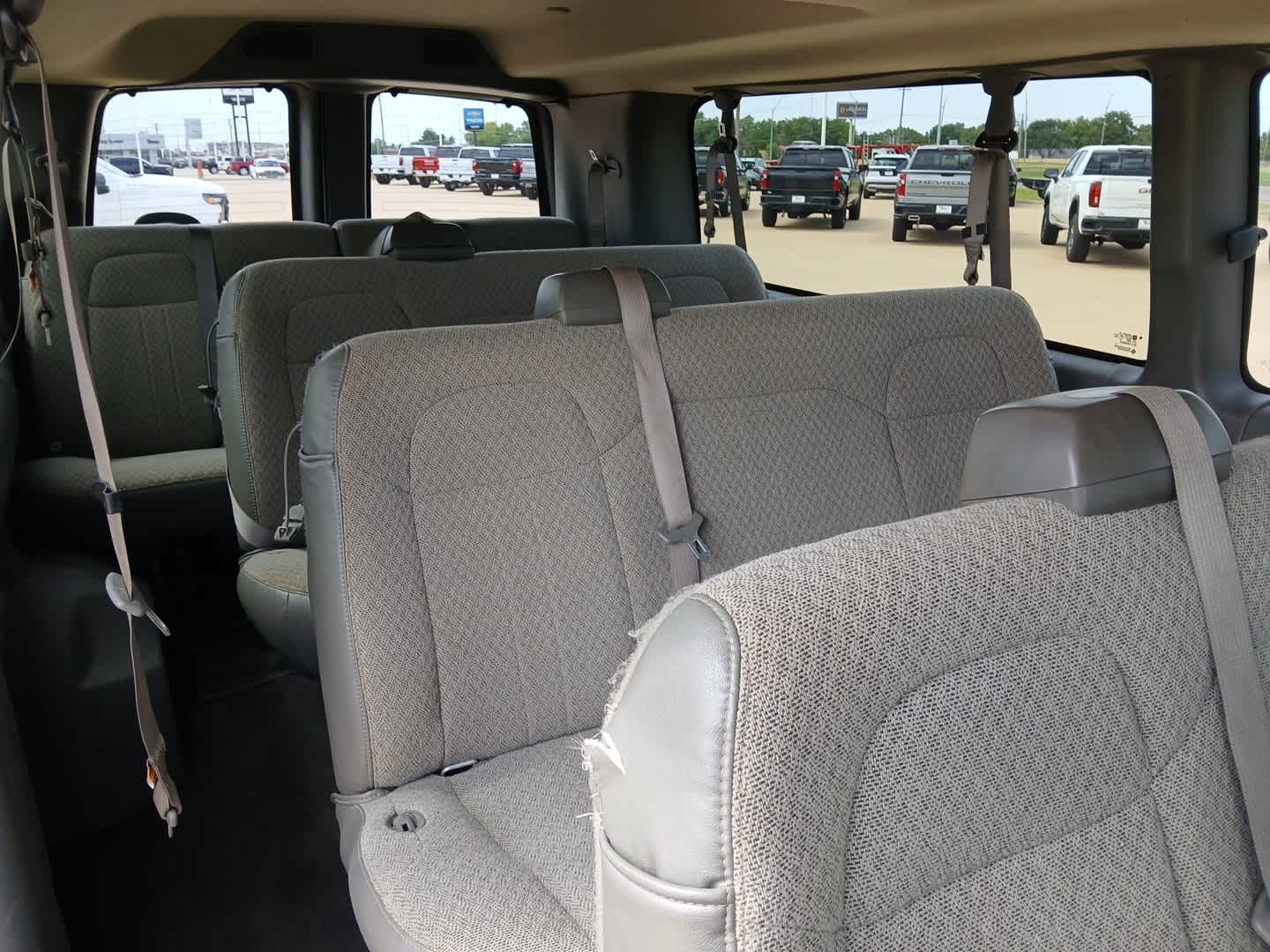 2025 Chevrolet Express Passenger 1LS