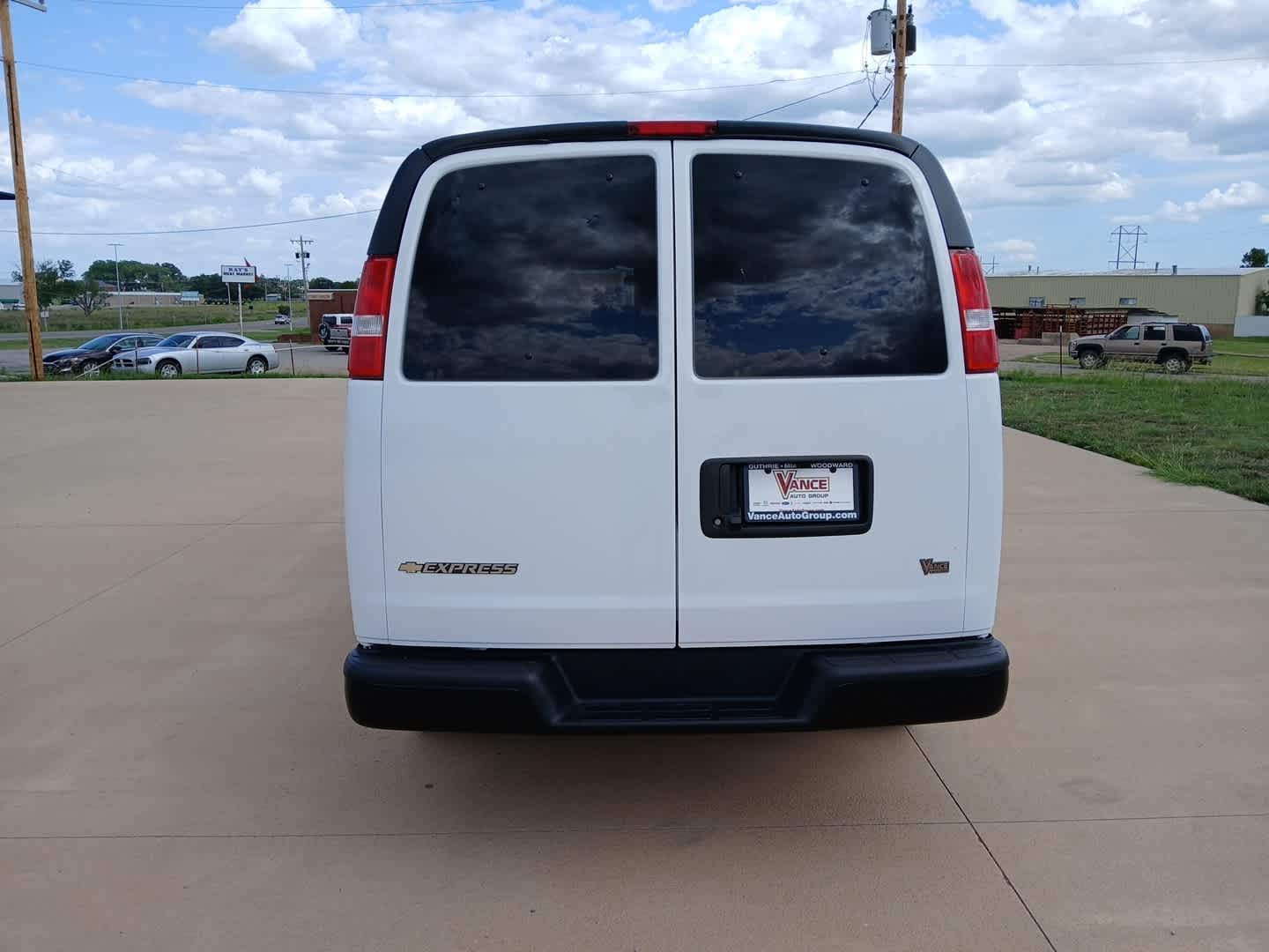 2025 Chevrolet Express Passenger 1LS