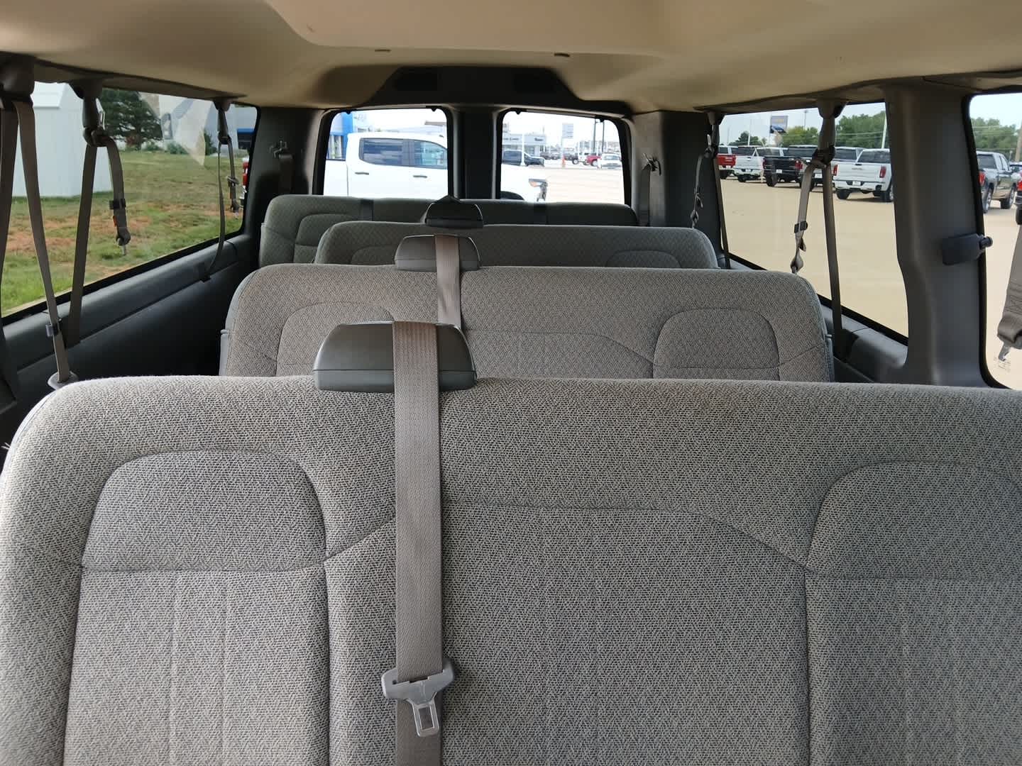 2025 Chevrolet Express Passenger 1LS