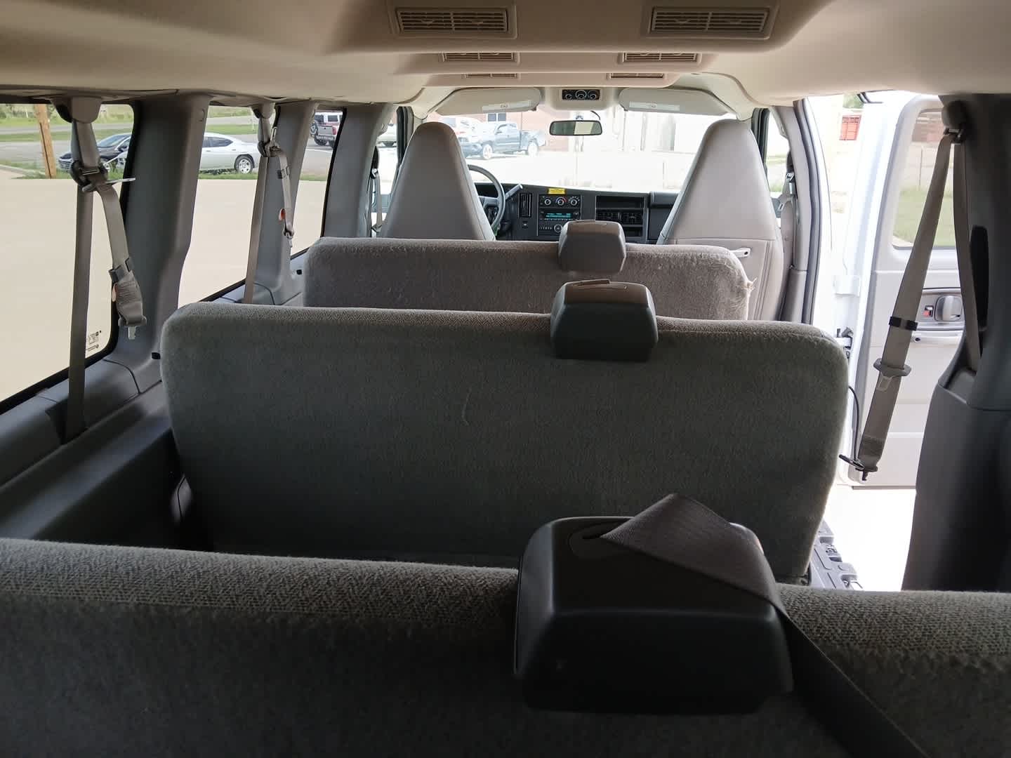 2025 Chevrolet Express Passenger 1LS