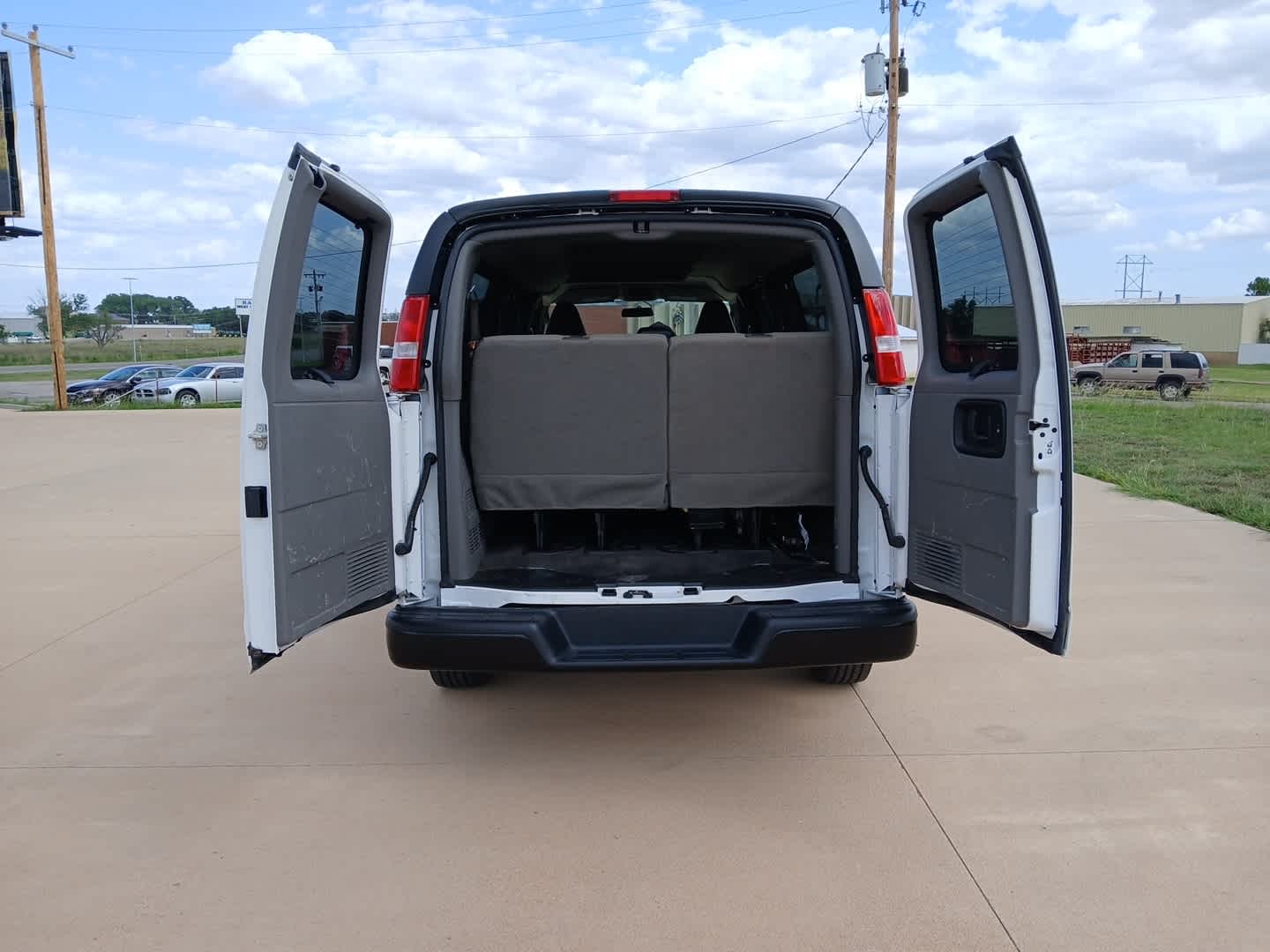 2025 Chevrolet Express Passenger 1LS