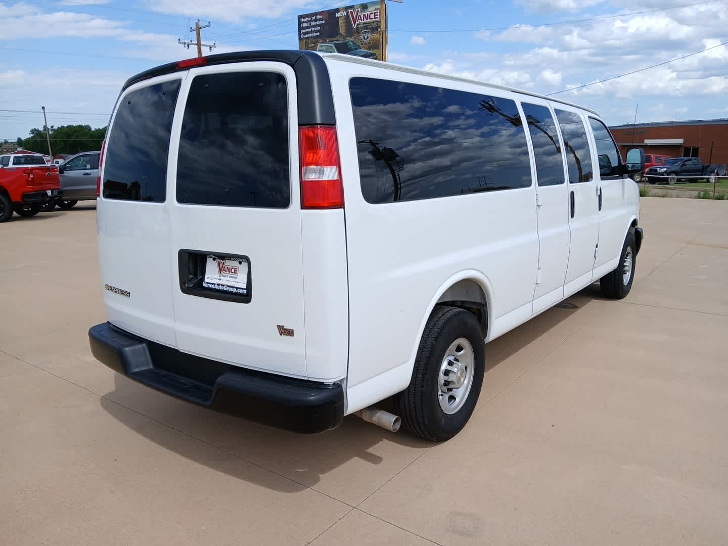 2025 Chevrolet Express Passenger 1LS