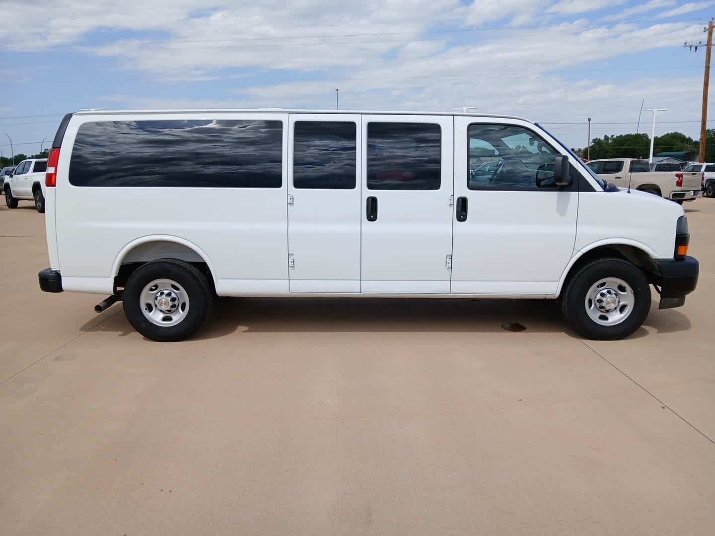 2025 Chevrolet Express Passenger 1LS