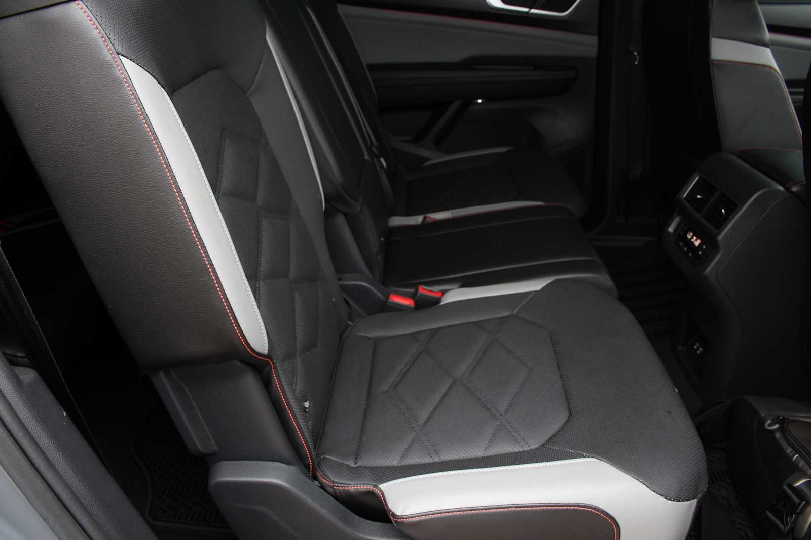 2024 Volkswagen Atlas 2.0T Peak Edition SE w/Technology